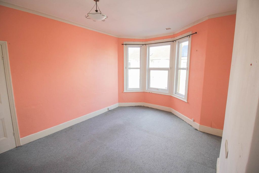 2 bed flat for saleSevern Road BS23 photo 2