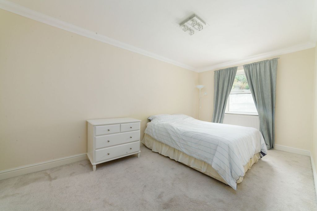 Additional image 4 of 2 bed flat for saleQueens Promenade, Douglas, Isle Of Man IM2