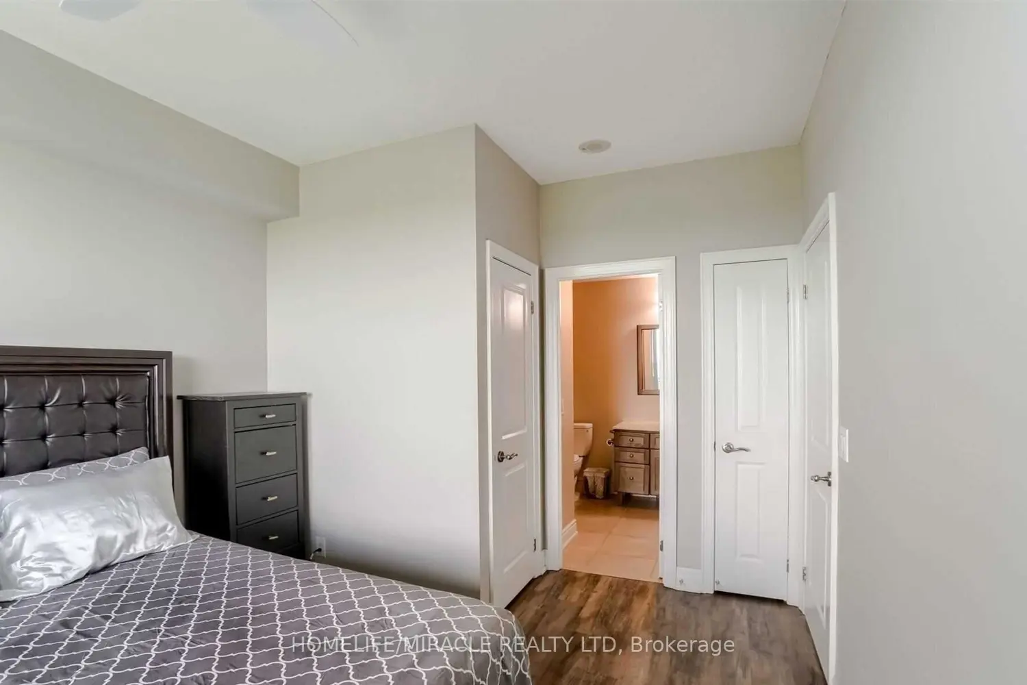 Additional image 5 of 100 John Street 1002