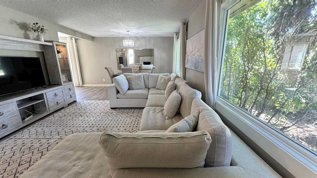 Additional image 3 of 47 Sunhurst Court SE, Calgary, AB, T2X1Y3