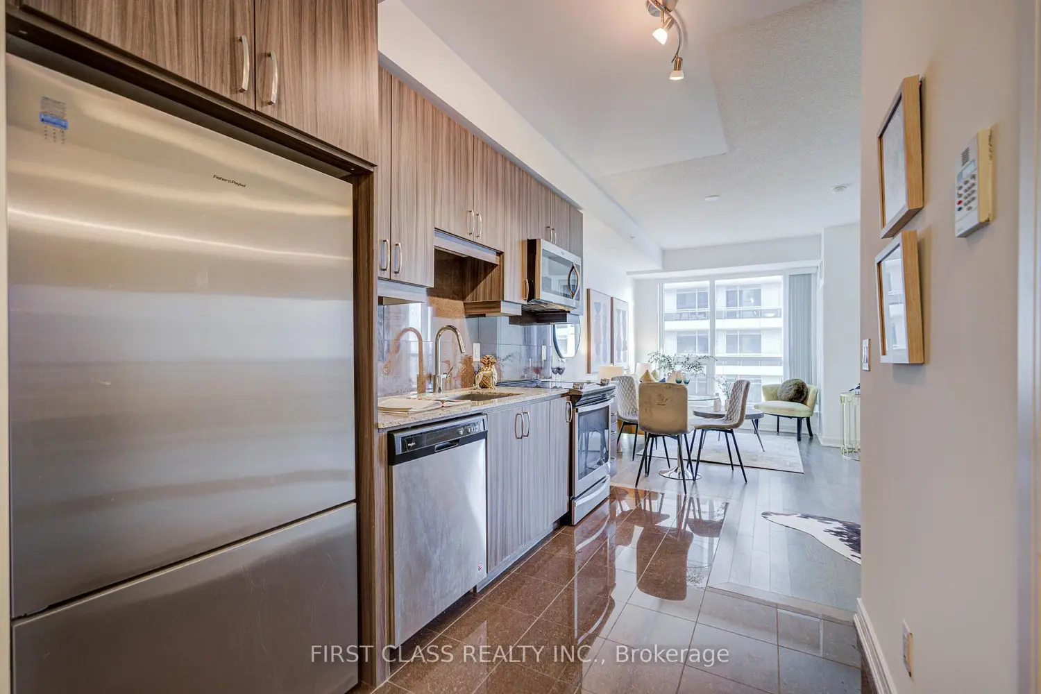 Additional image 3 of 9201 Yonge St Street 911