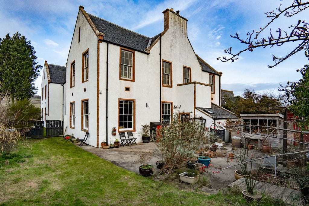2 bed flat for saleNess Road, Fortrose IV10