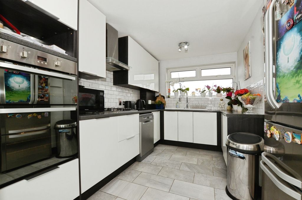 Additional image 3 of 2 bed flat for saleCotswold Avenue, Bushey WD23