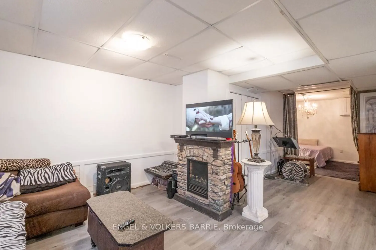 Additional image 16 of 1990 Victoria Street