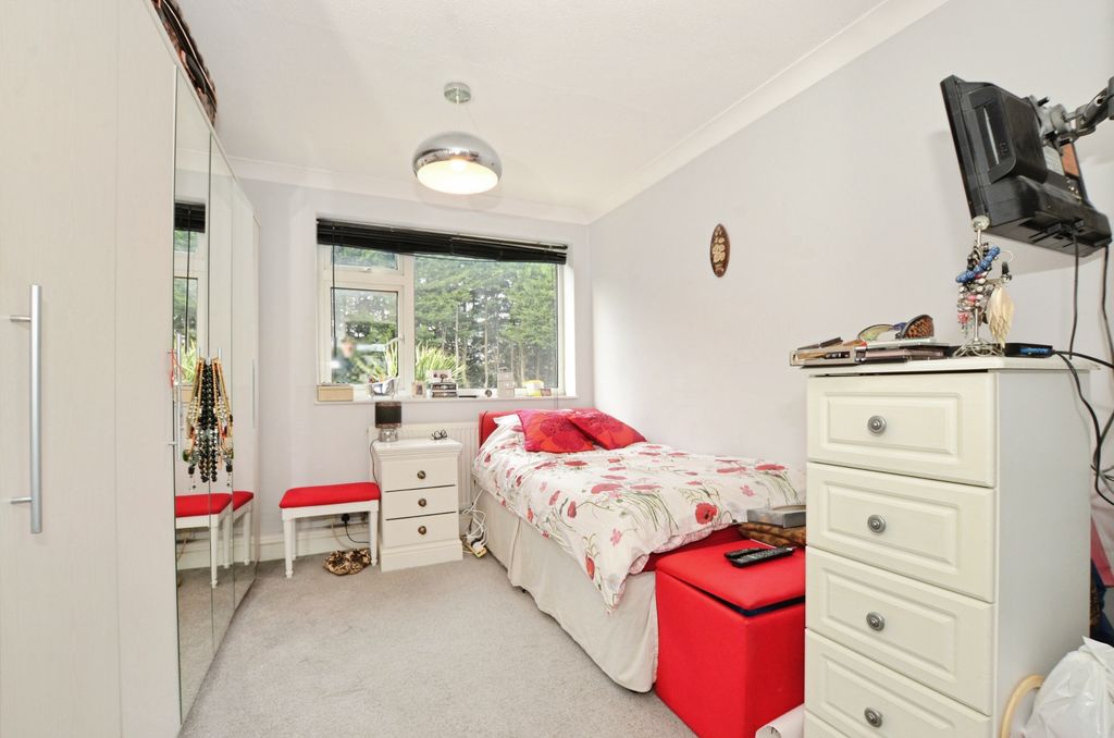 Additional image 7 of 2 bed flat for saleCotswold Avenue, Bushey WD23