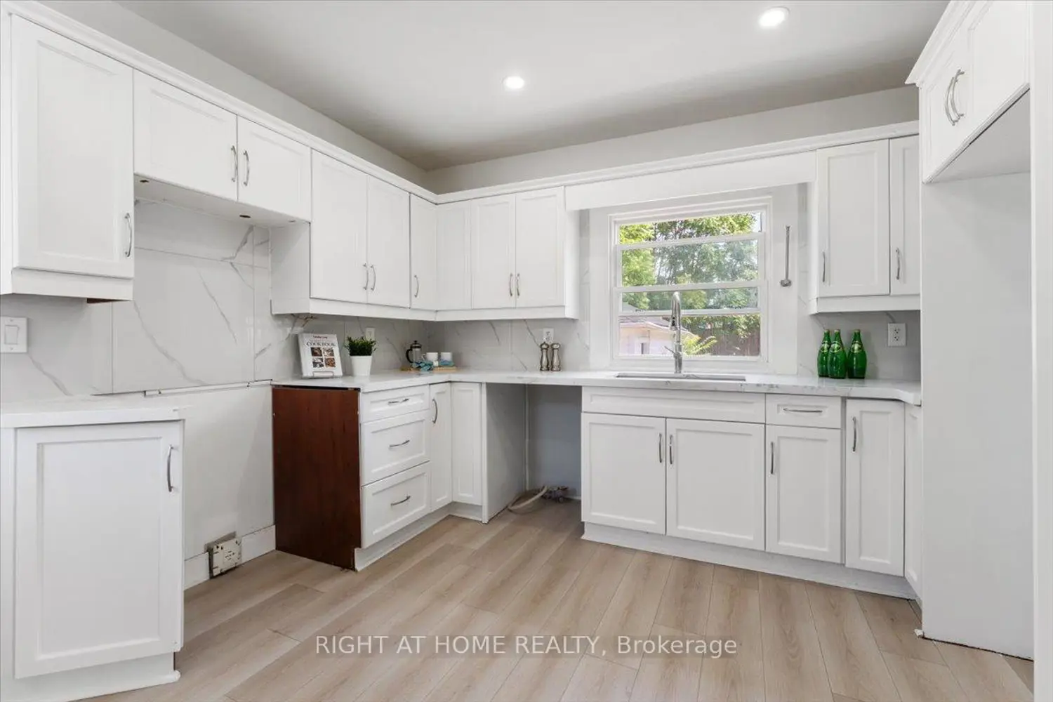 Additional image 10 of 6372 Maitland Avenue