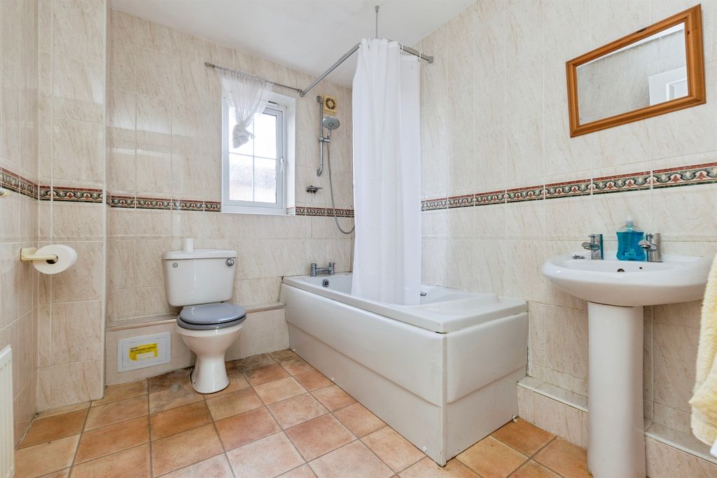 2 bed flat for saleAdmiral Way, Hartlepool TS24 photo 5