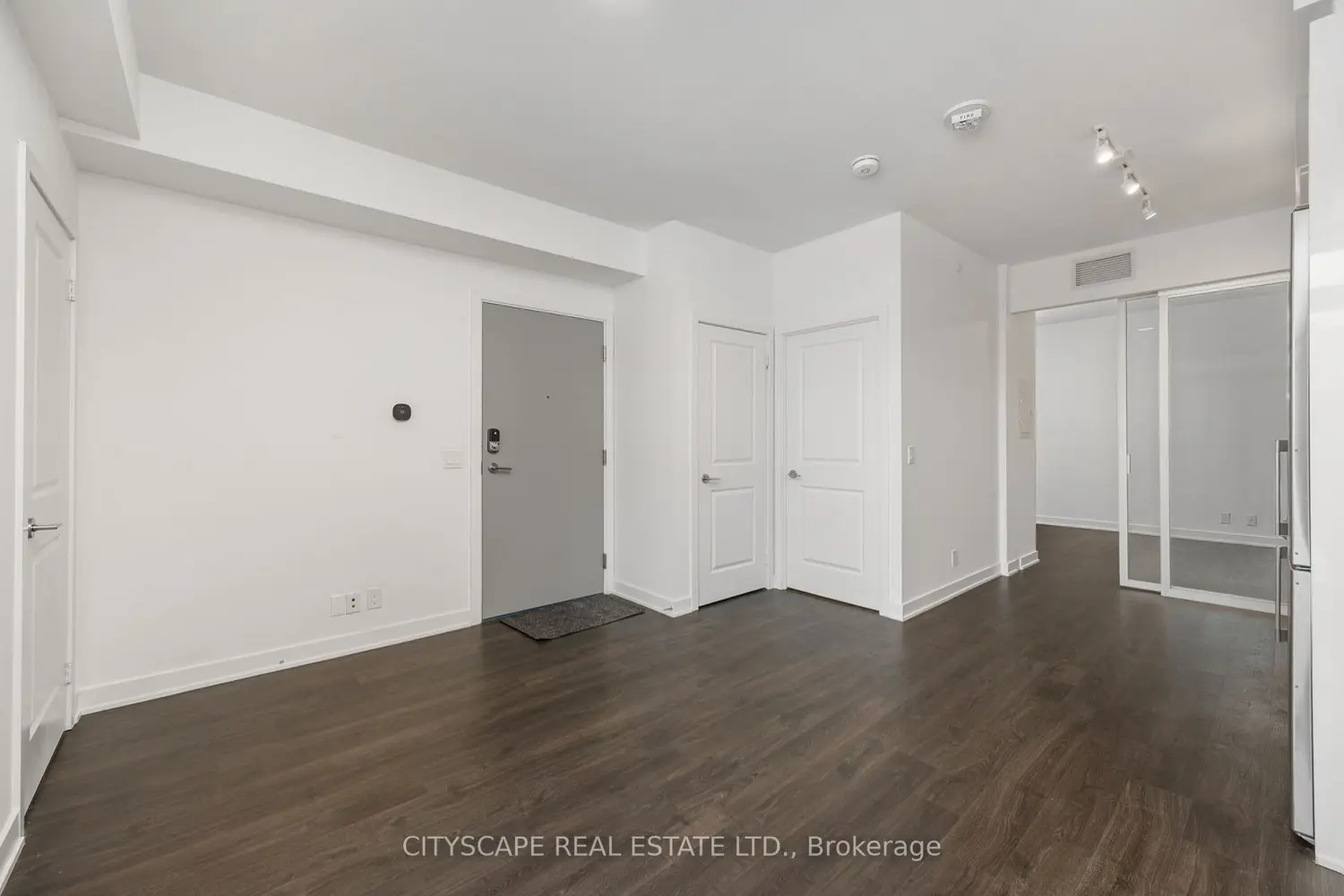 30 Upper Mall Way 501 photo 5