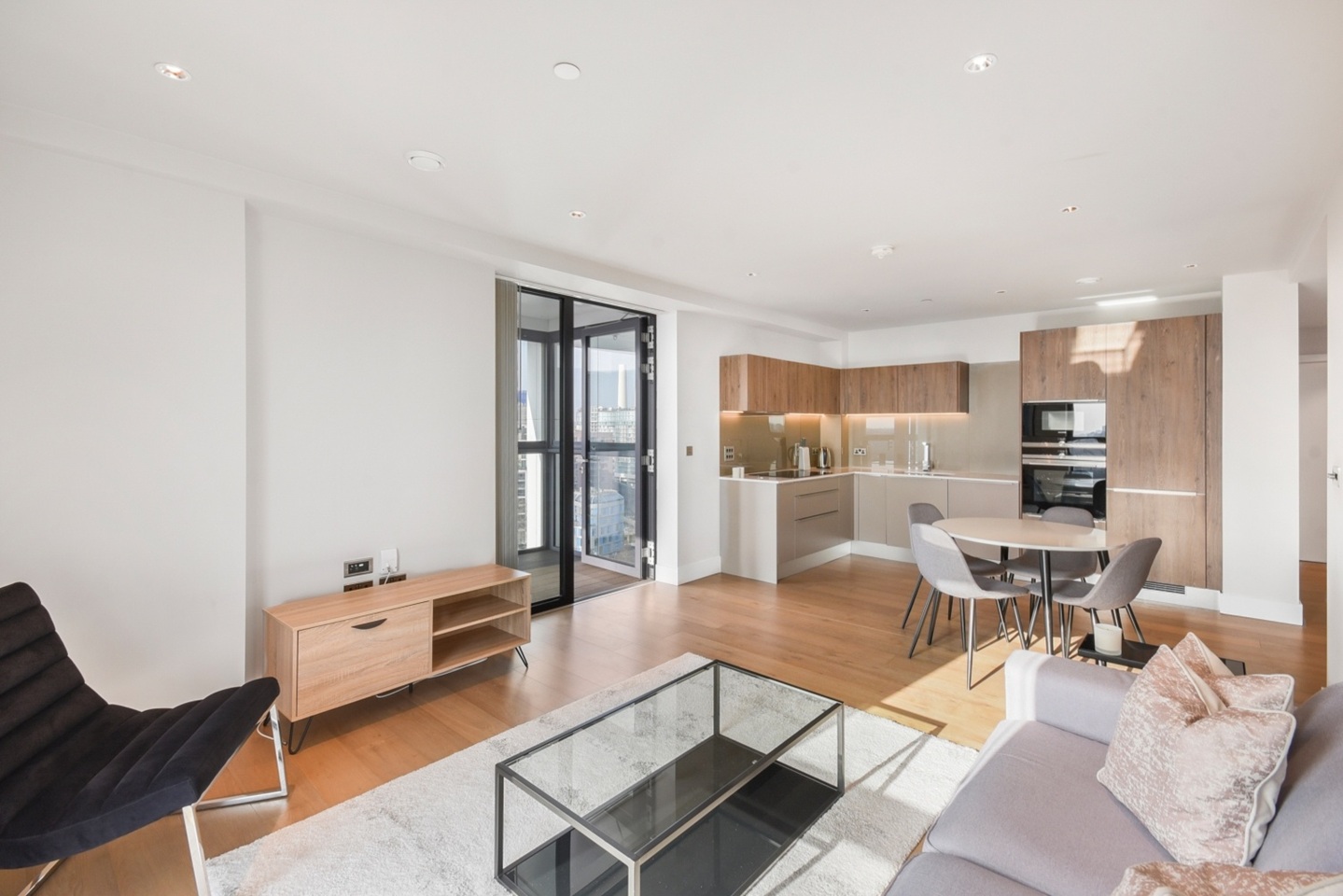 2 Bed Flat, Brogan House, SW8, N1 7GU