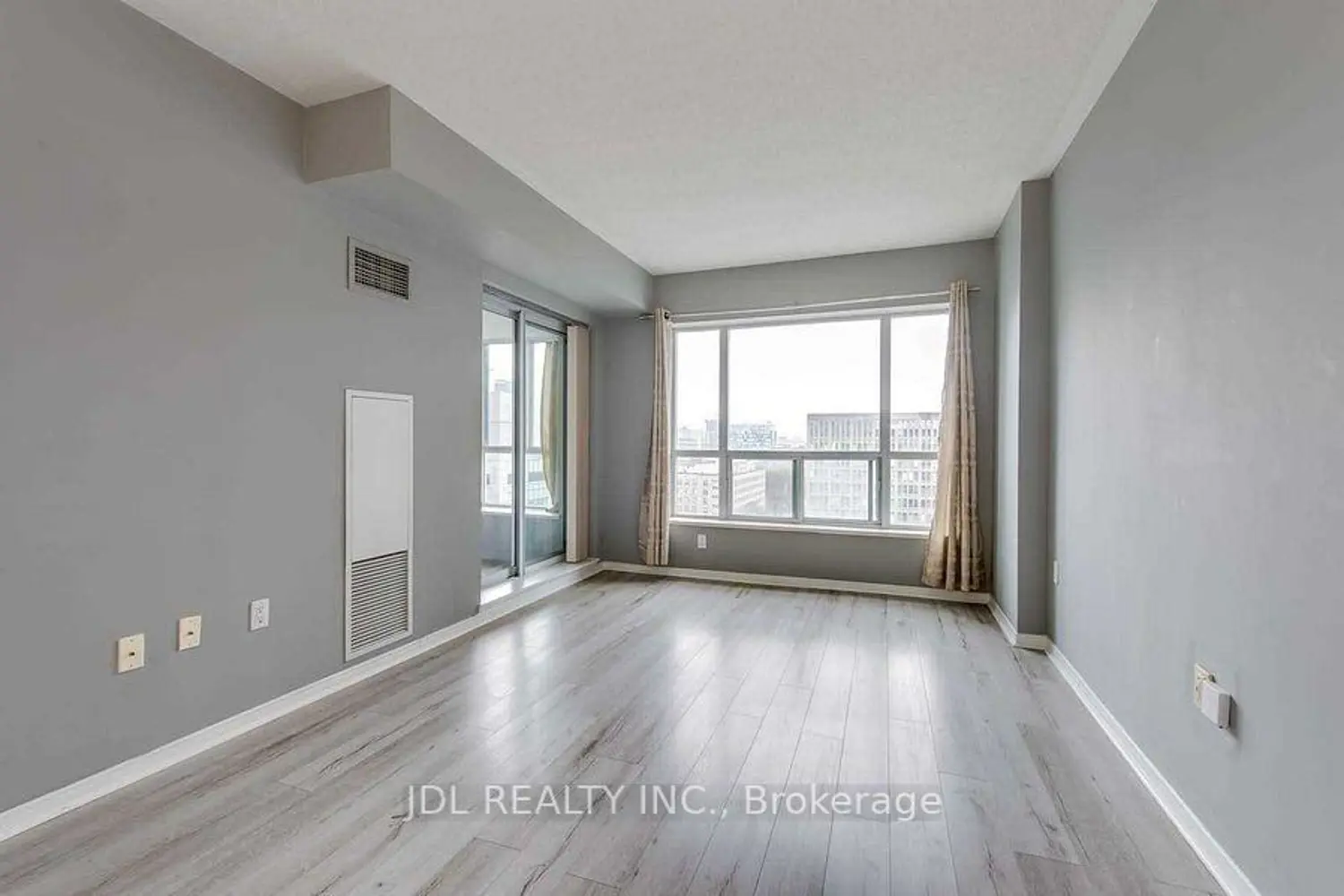 Additional image 3 of 887 Bay Street 1610