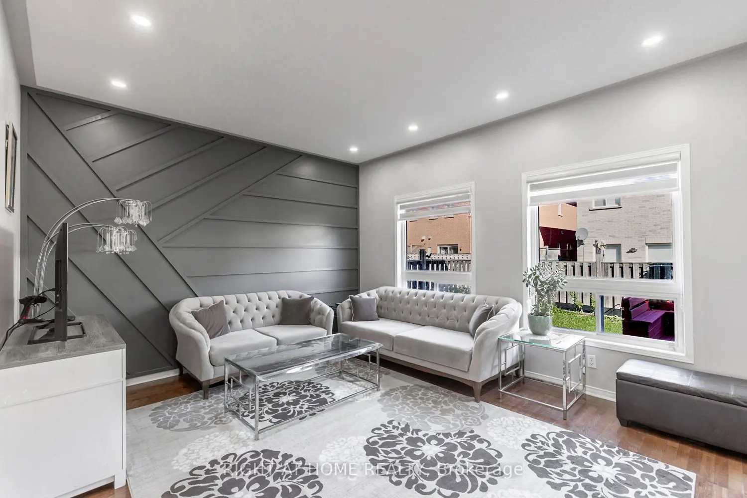 1107 Bonin Crescent photo 5
