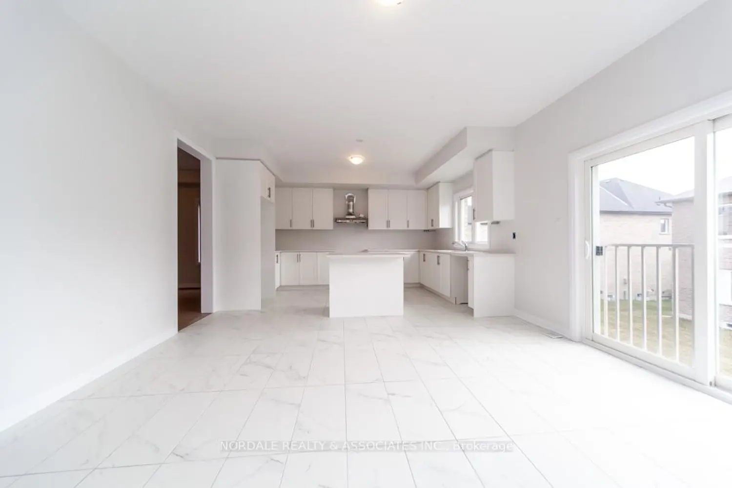 1389 Stovell Crescent photo 4