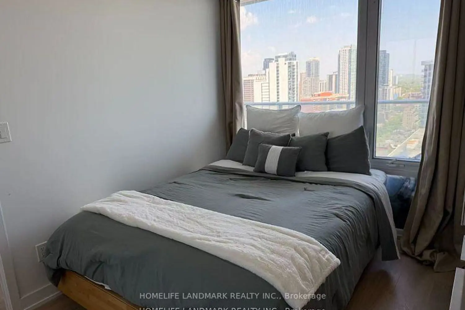 Additional image 12 of 501 Yonge Street 2208