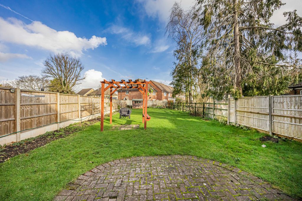 3 bed semi-detached house for salePond Head Lane, Earley RG6 photo 2