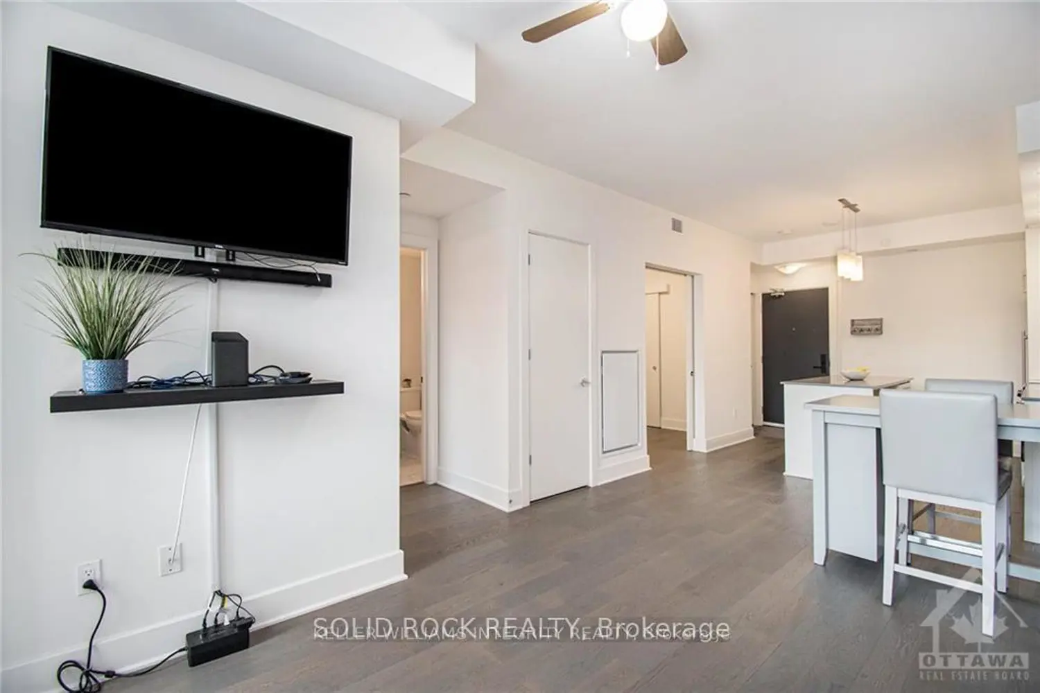 255 Bay Street 213 photo 3