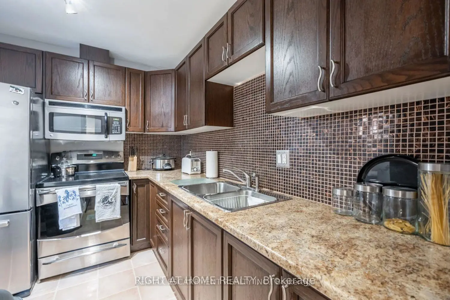 Additional image 4 of 33 Rochelle Avenue 46