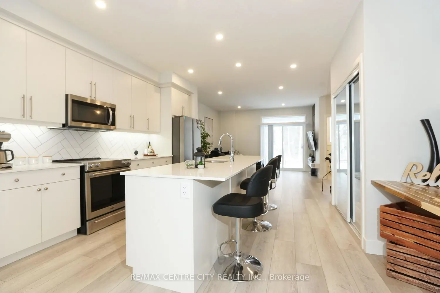 925 Deveron Crescent 6 photo 2