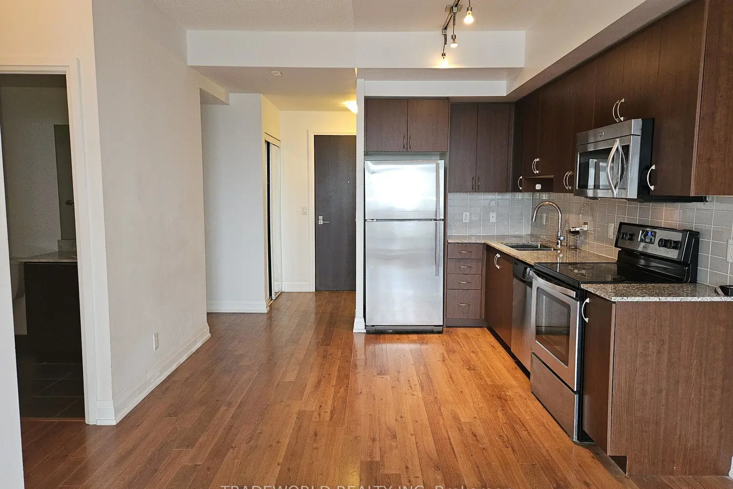 370 Highway 7 1009 photo 4