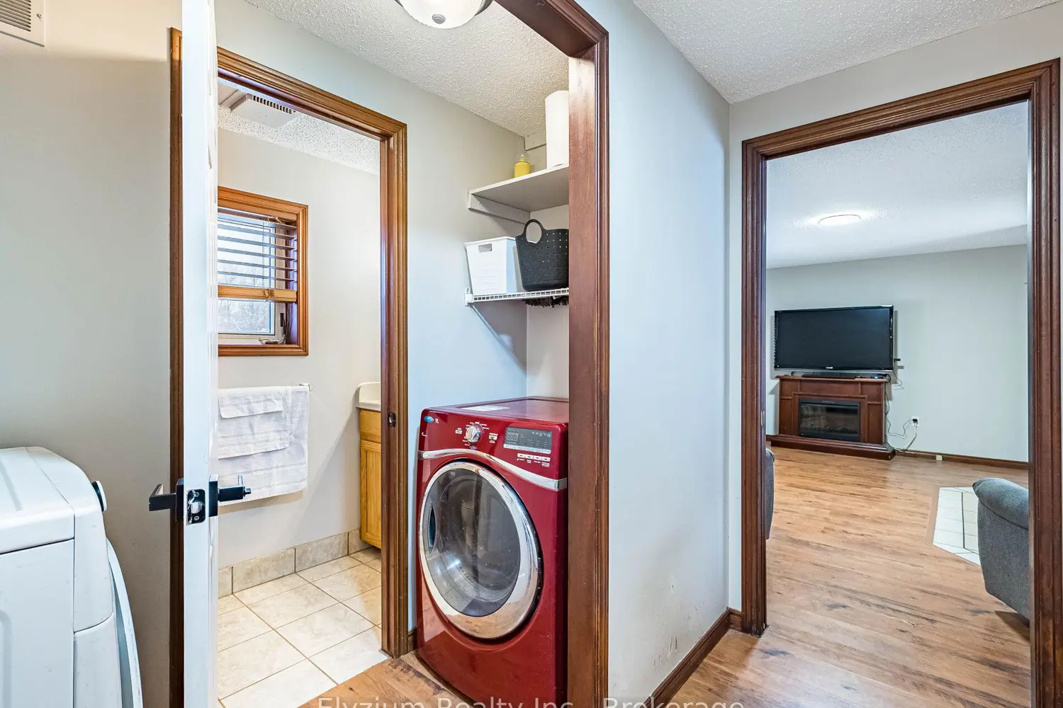 11289 Guelph Line photo 5