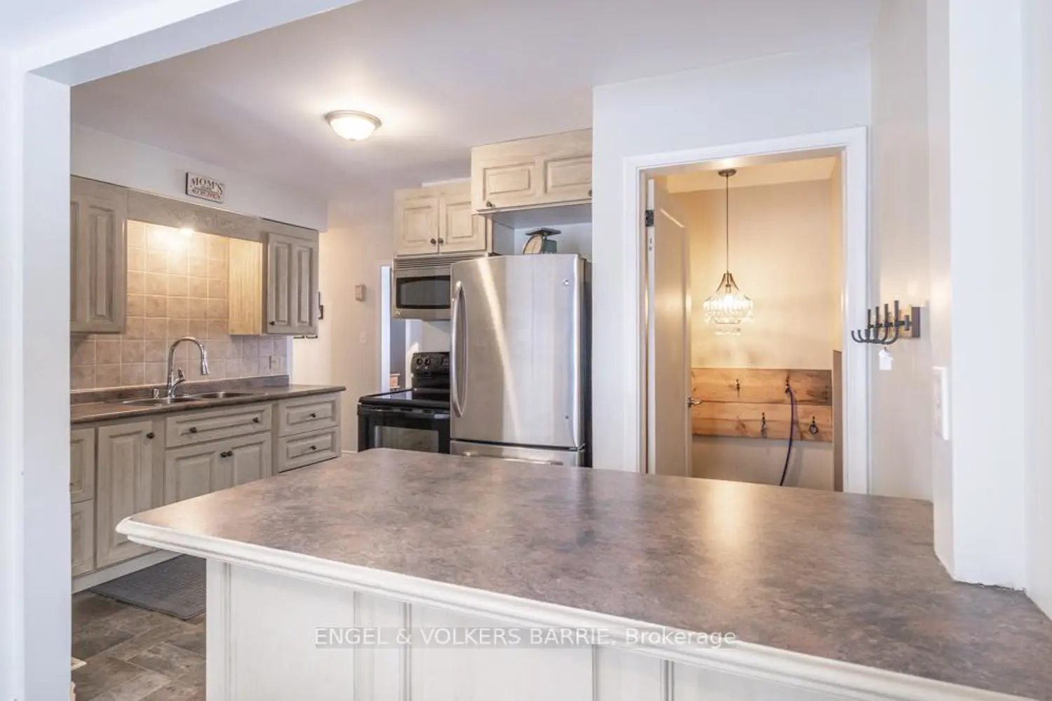 Additional image 6 of 1990 Victoria Street