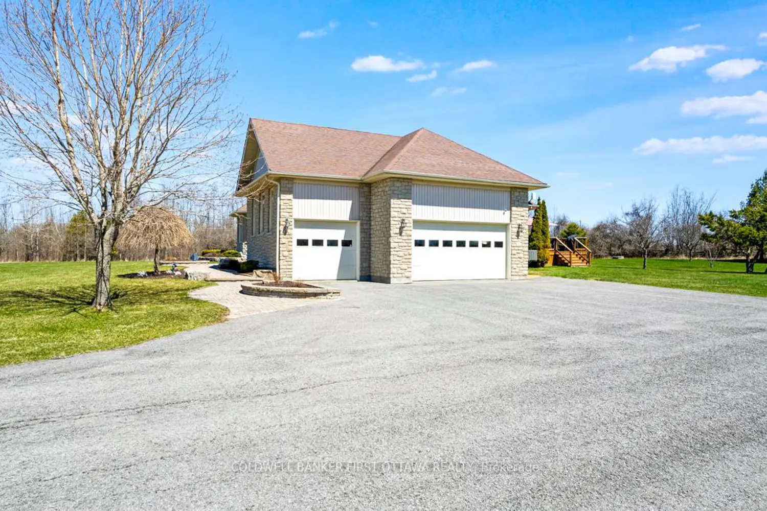 556 West Point Drive photo 4