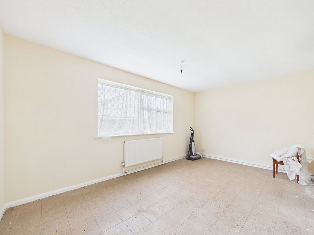 2 bed detached bungalow for saleColburn Road, Broadstairs CT10 photo 5