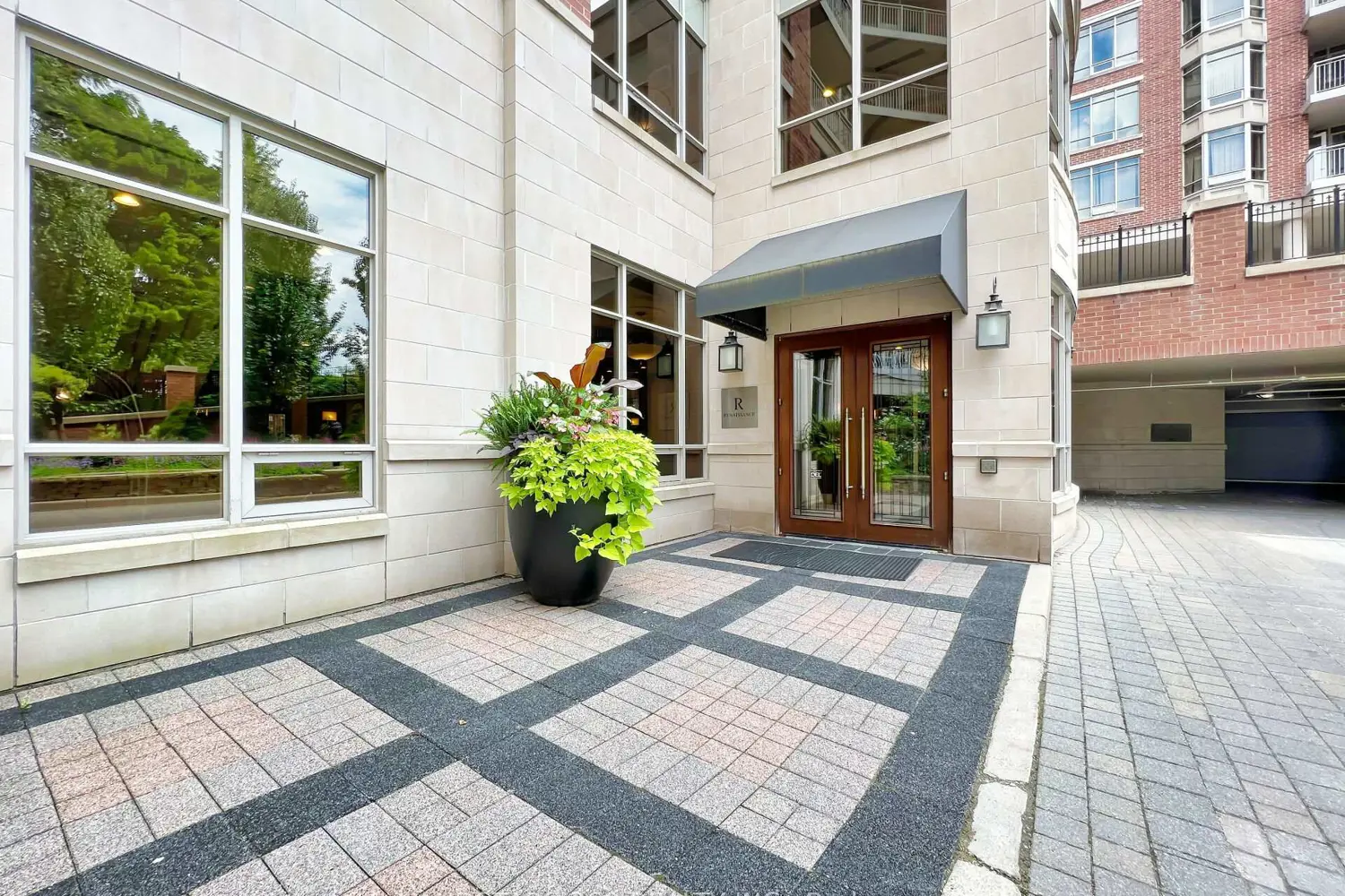10101 Yonge Street 101 photo 3