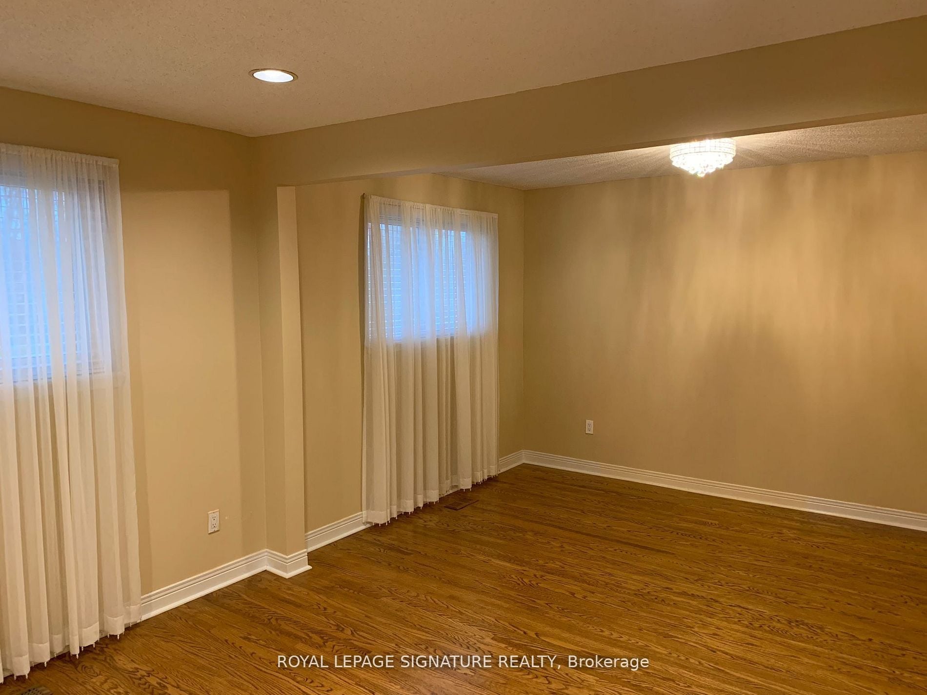 Additional image 4 of Main-3317 Carillion Avenue, Mississauga, ON, L5C 2A9