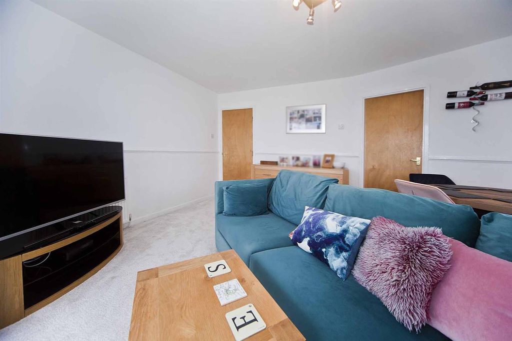 2 bed flat for saleTrident Close, Hartlepool TS24 photo 4