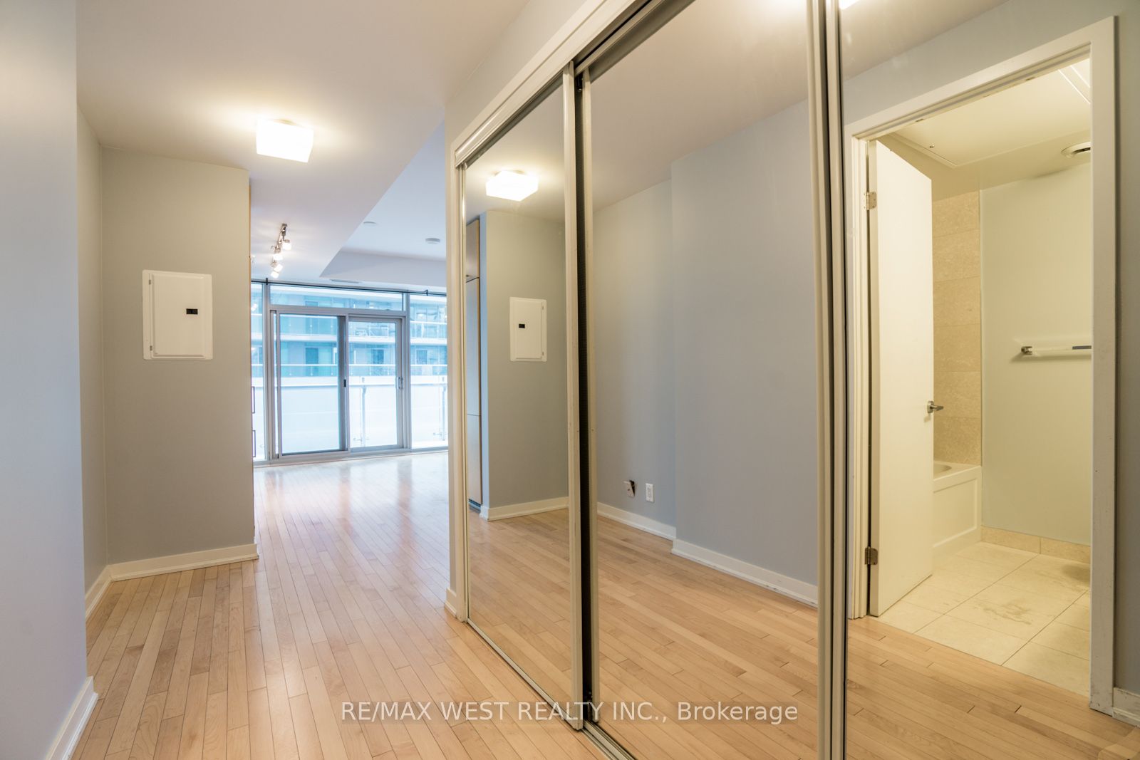 Additional image 4 of 1305-12 York Street, Toronto, ON, M5J 2Z2