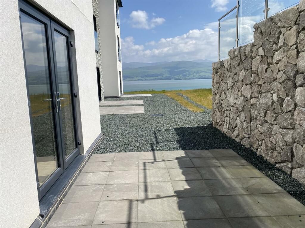 2 bed flat for saleBeaumaris LL58 photo 5