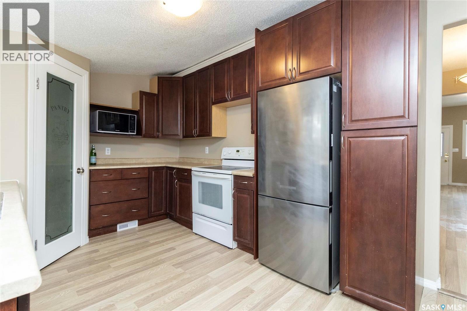 325 S Avenue S, Saskatoon, SK, S7M3A1