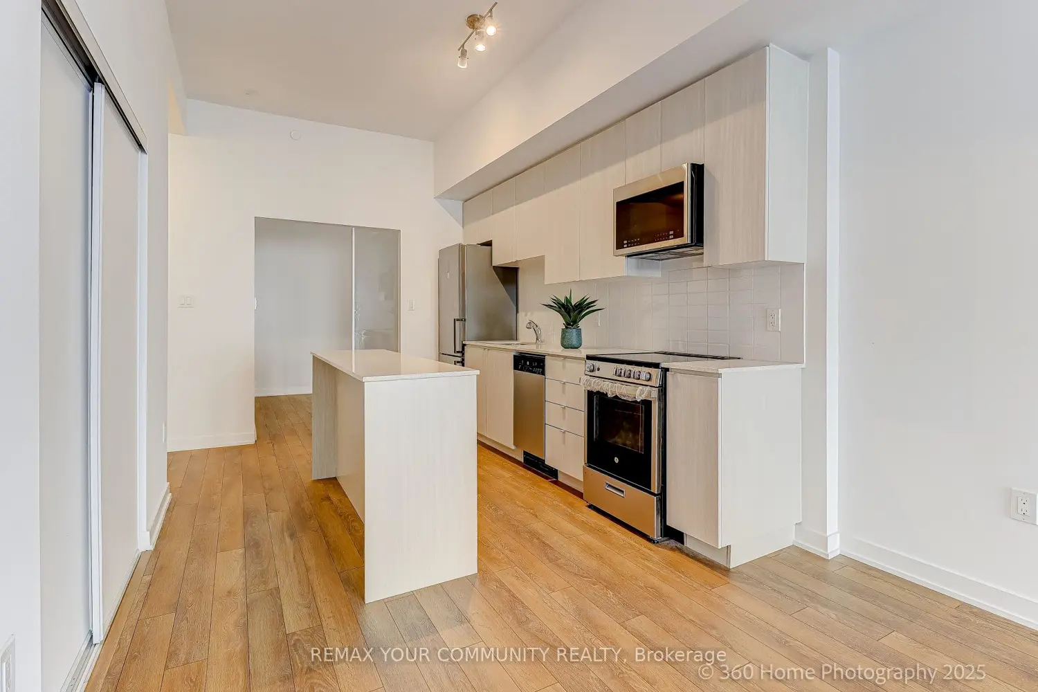 Additional image 18 of 2433 Dufferin Street 112