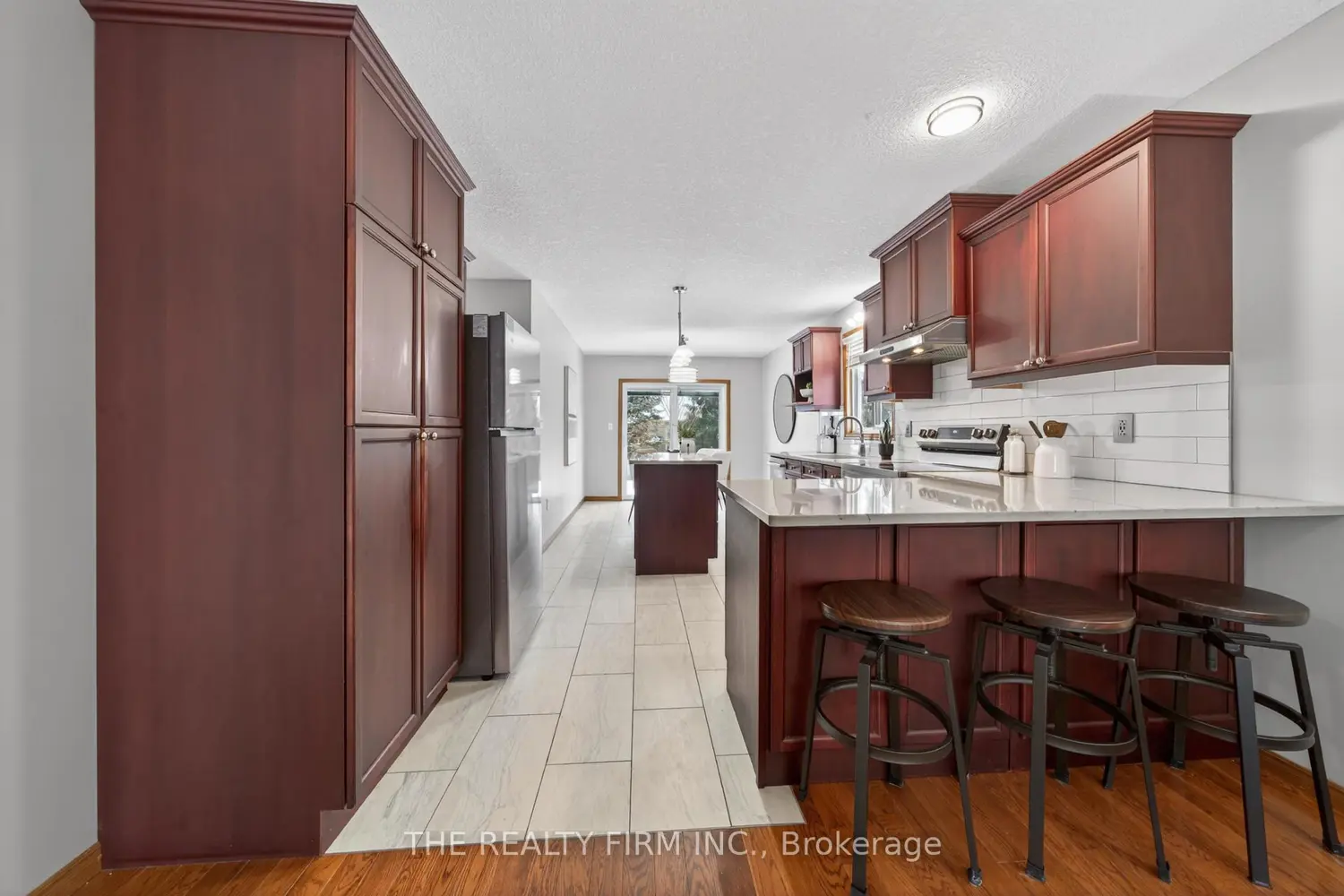 55 Queensway Drive photo 2