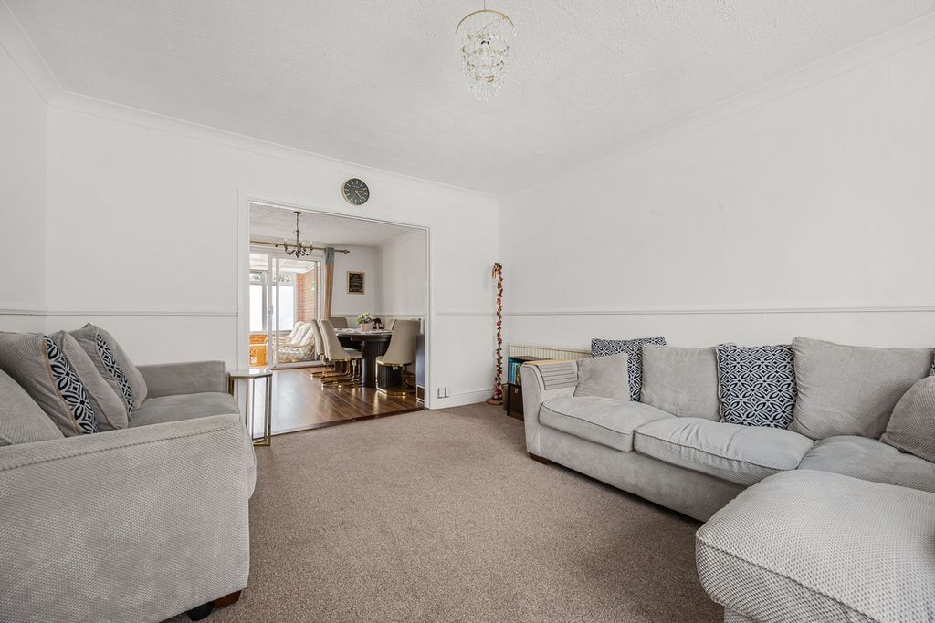 3 bed semi-detached house for salePond Head Lane, Earley RG6 photo 4