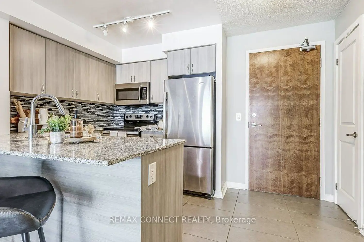 Additional image 3 of 1235 Bayly Street 905