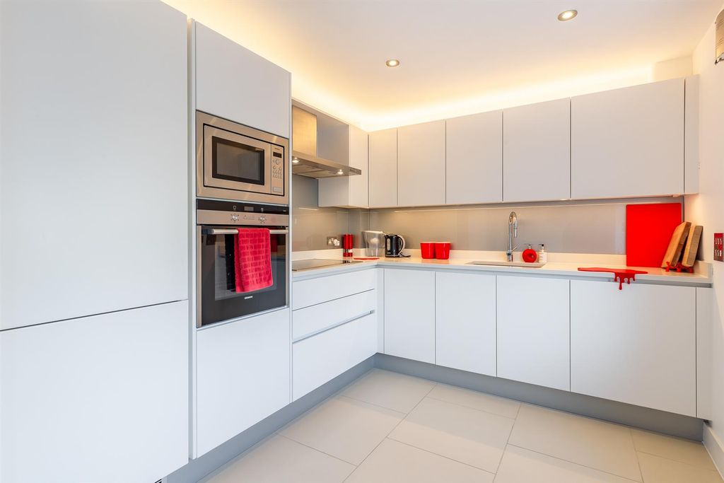 2 bed flat for saleImmaculate Duplex Apartment - Baring Road, Cowes PO31 photo 4