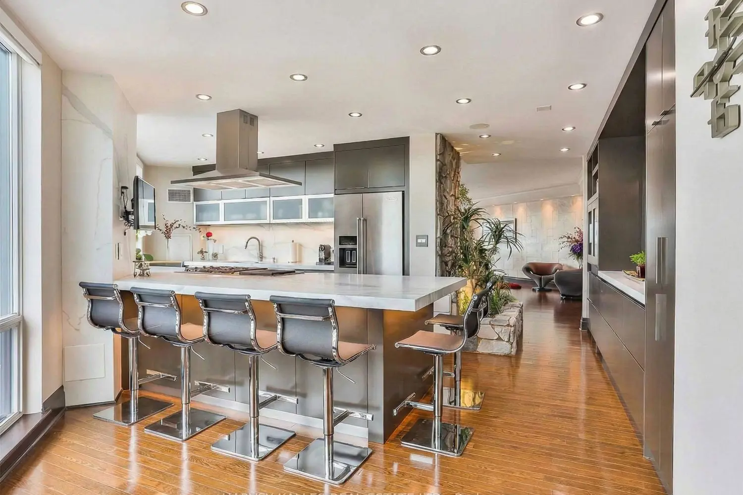 Additional image 10 of 300 Bloor Street 2701