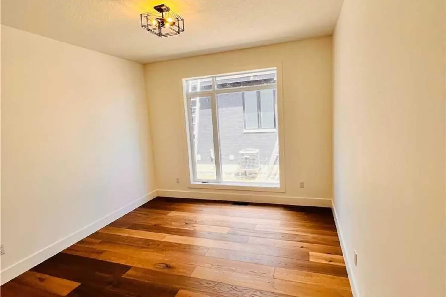 Additional image 10 of 3761 Queen Street