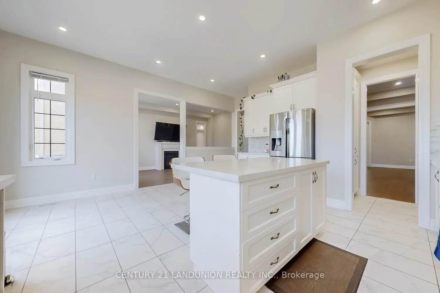 Additional image 8 of 234 Touch Gold Crescent