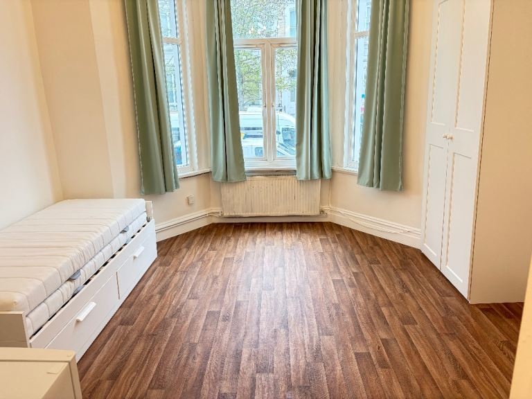 Additional image 2 of Studio Flat, Very Near Warwick Road Area, SW5, N1 7GU