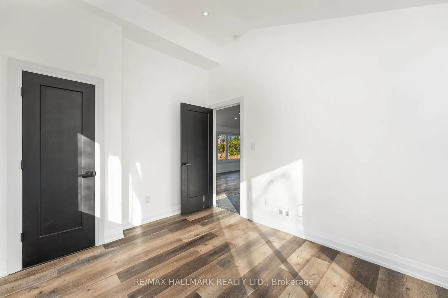 Additional image 8 of 43 Lakeside Drive