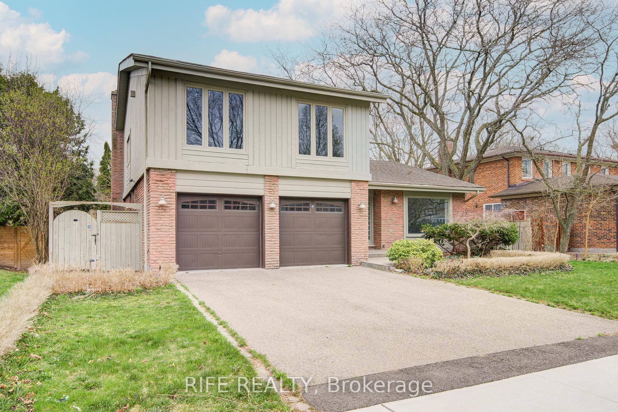 17 Bramble Drive, Toronto, ON, M3B 2E9