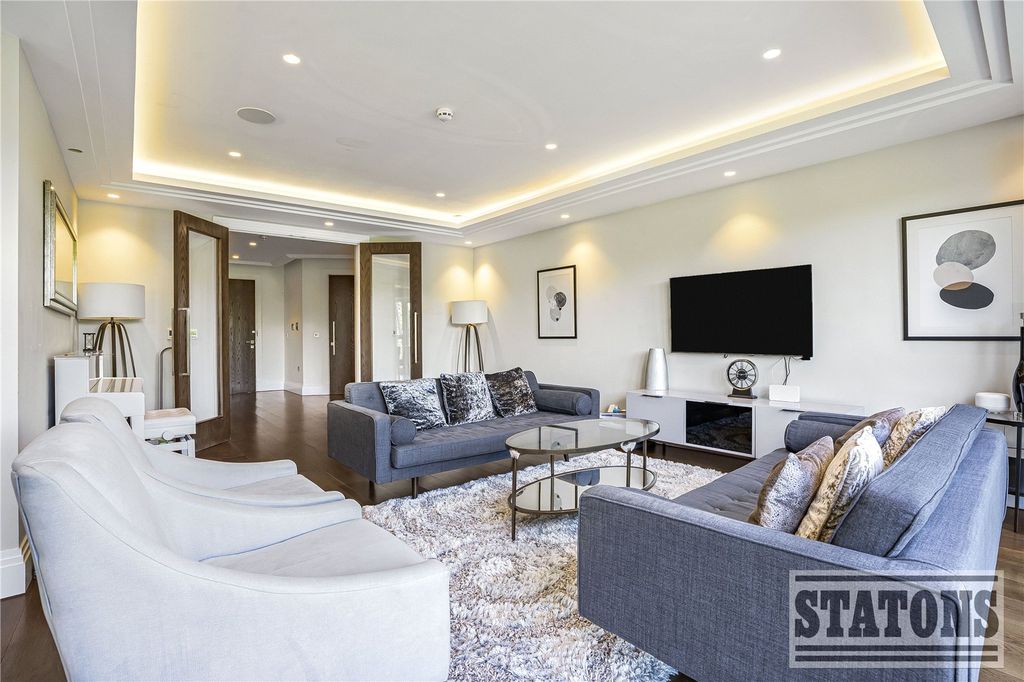 3 bed flat for saleCockfosters Road, Barnet EN4 photo 5