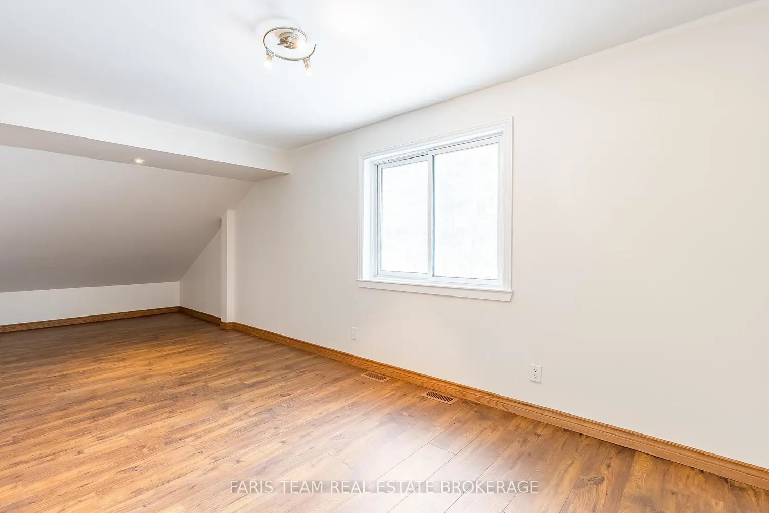 Additional image 12 of 2384 Champlain Road