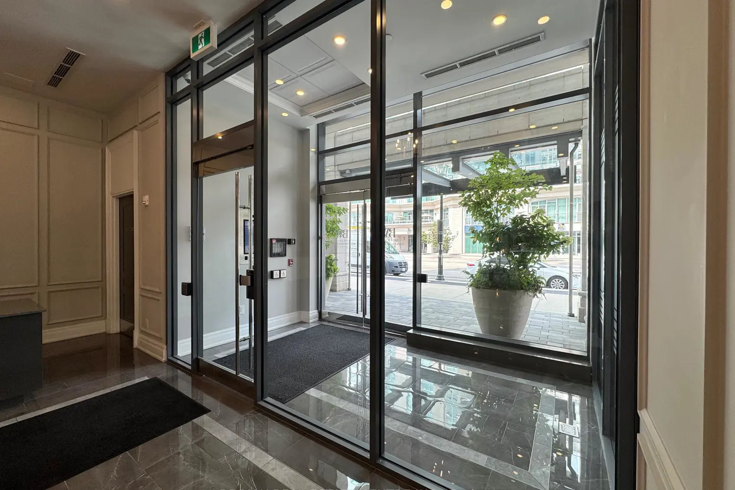 Additional image 3 of 2060 Lakeshore Road 405