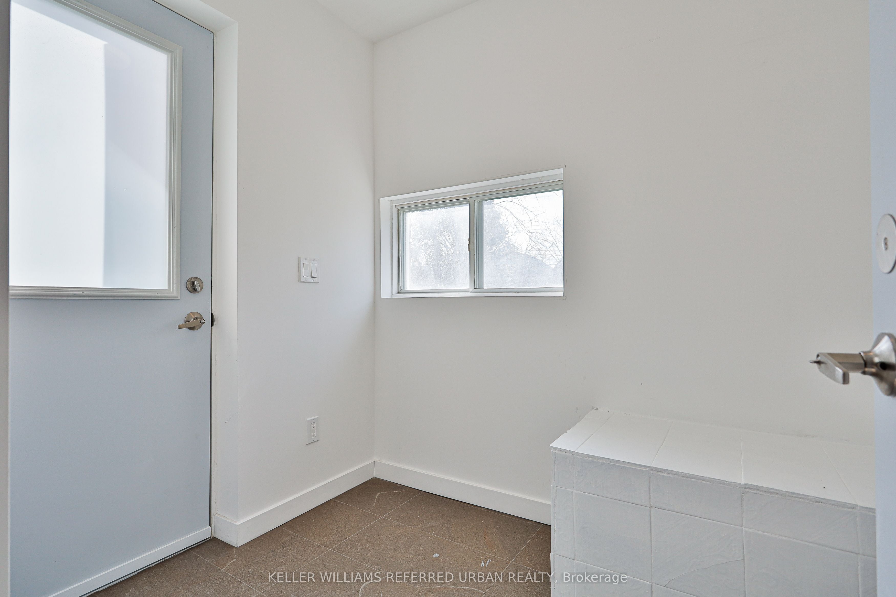 Additional image 3 of Main-786 Gladstone Avenue, Toronto, ON, M6H 3J6