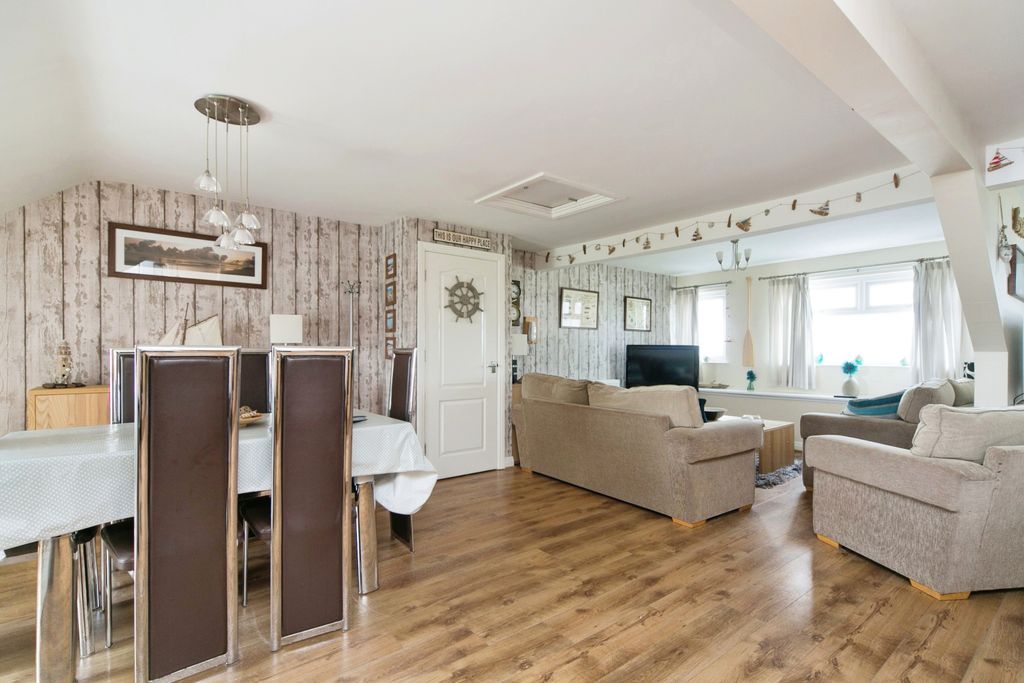3 bed flat for saleLon St. Ffraid, Holyhead, Gwynedd LL65 photo 3