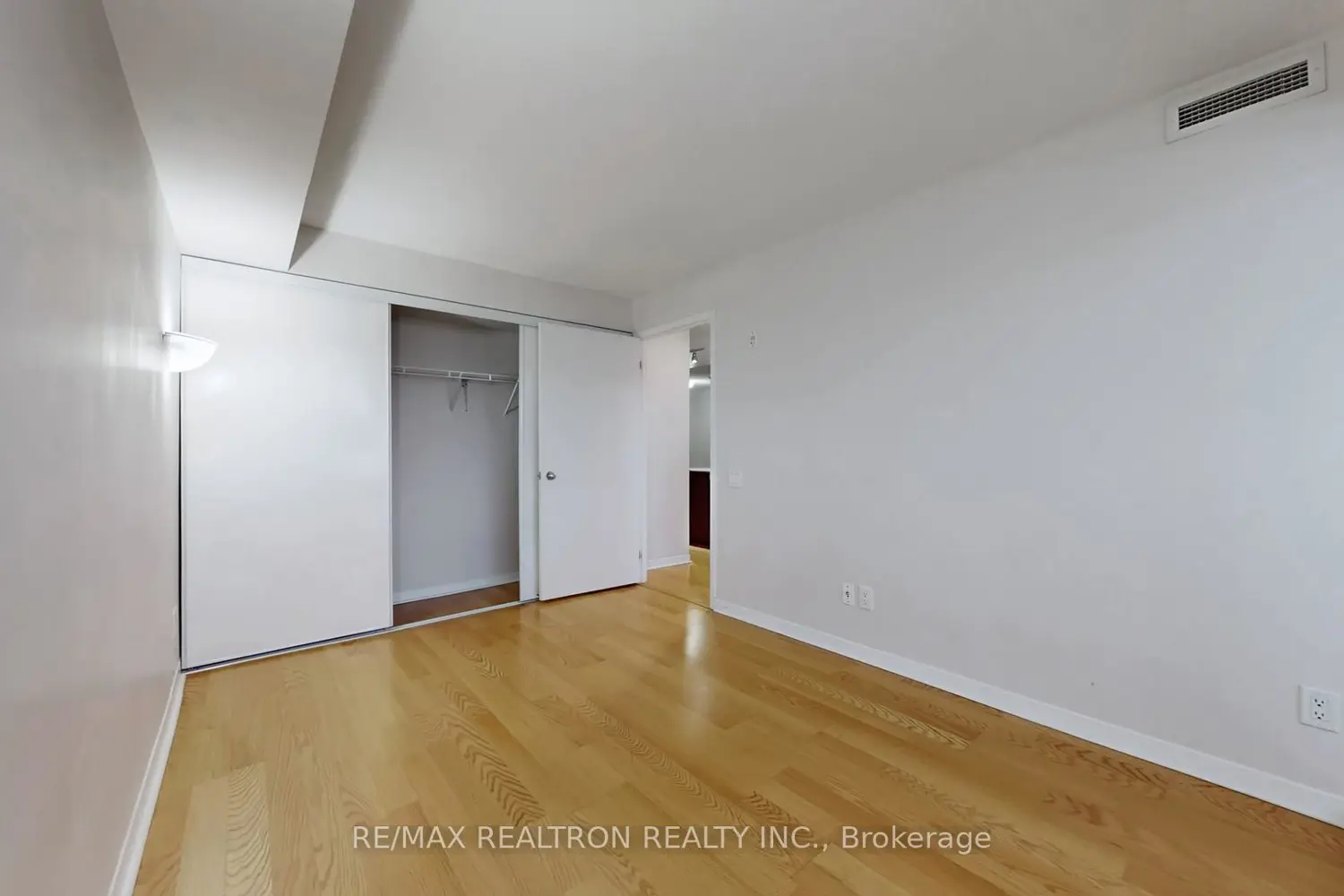 Additional image 14 of 1050 The Queensway Avenue 217