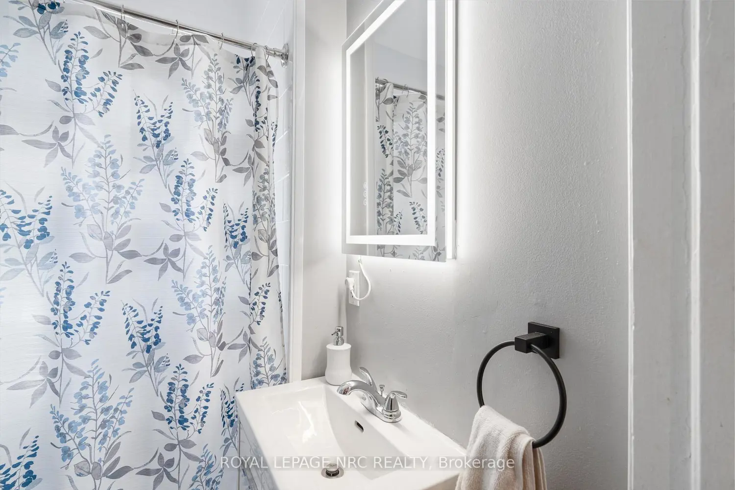 Additional image 9 of 4688 Mcdougall Crescent